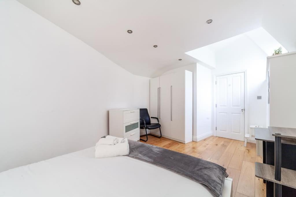 Spacious Retreat 2-Bed In Popular Camden Town Лондон Екстериор снимка