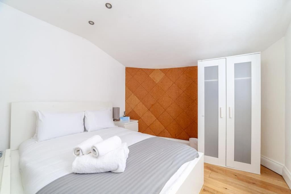 Spacious Retreat 2-Bed In Popular Camden Town Лондон Екстериор снимка