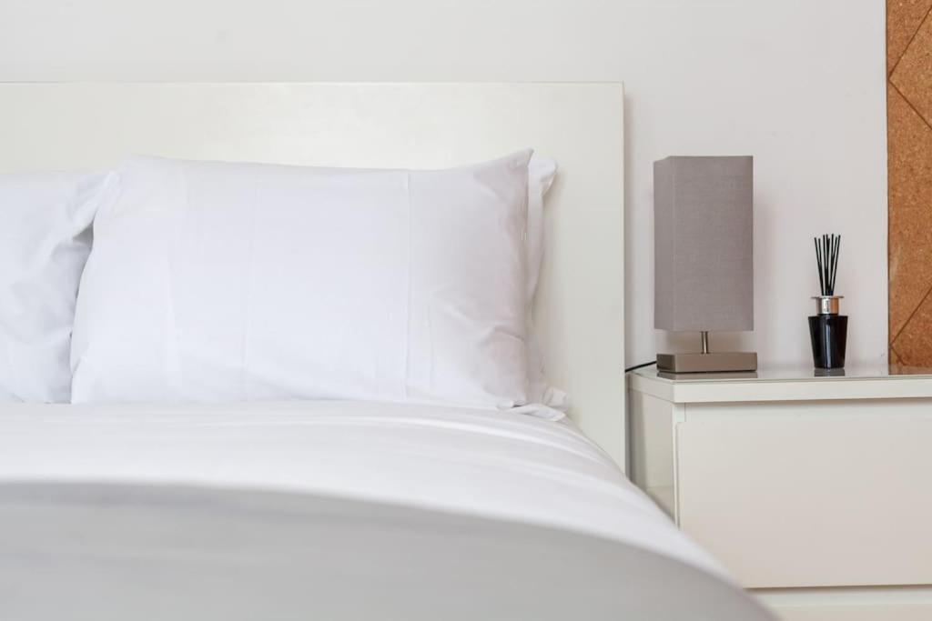 Spacious Retreat 2-Bed In Popular Camden Town Лондон Екстериор снимка